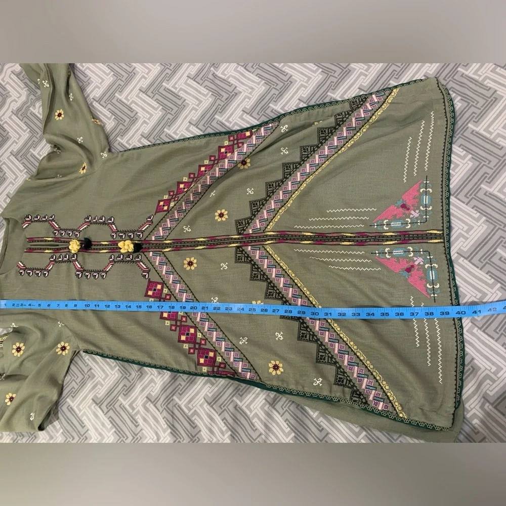 Embroidered 2 pc winter dress - Picture 13 of 13